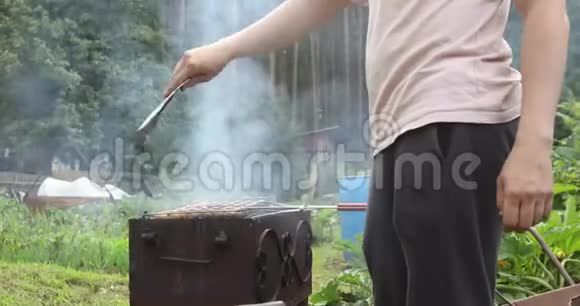 人用铁锹在火里吹煤视频的预览图