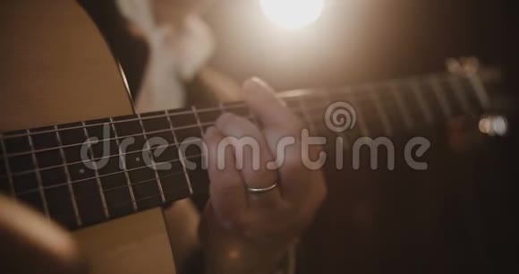 合上吉他手串弦的男性手指视频的预览图