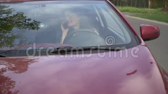 长发的女人在车里唱歌和开车视频的预览图