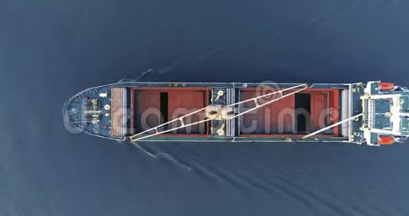 气射顶视集装箱起重机在集装箱上运行有波浪在海洋中视频的预览图