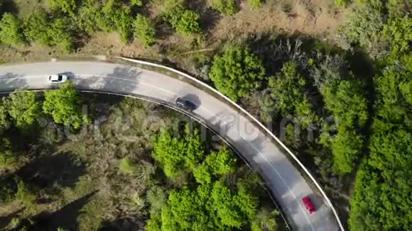 蛇形公路上红色复古车的俯视图视频的预览图
