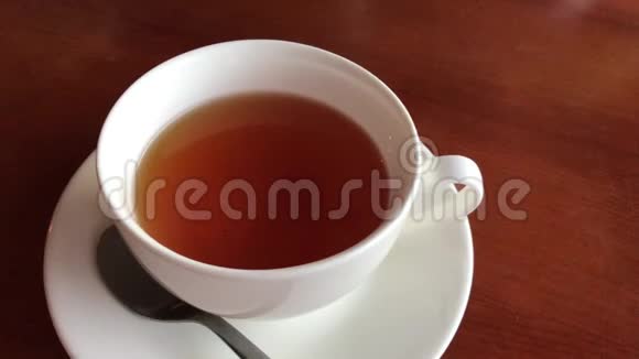 一杯红茶站在棕色的桌子上视频的预览图