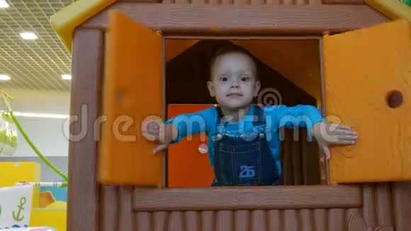 一个小男孩在一所小房子里玩打开窗户视频的预览图