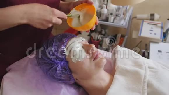 美容师给一位女病人戴上绿色化妆面具视频的预览图