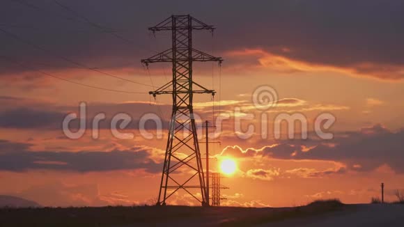 高压电气支架背景下令人惊叹的绚丽日落视频的预览图