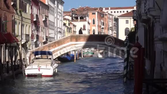 老人走过桥意大利威尼斯视频的预览图
