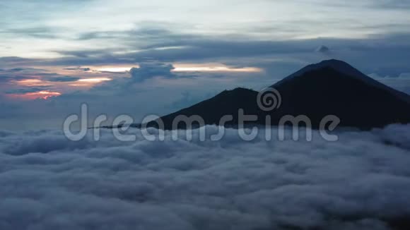 空中观景印尼活跃火山巴图尔在热带岛屿巴厘岛印度尼西亚巴图火山日出视频的预览图
