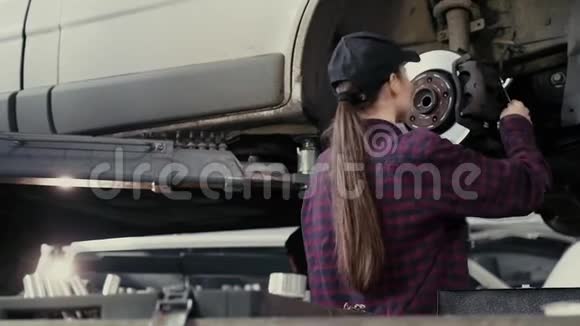 女汽车修理工正在修理电梯上的汽车视频的预览图