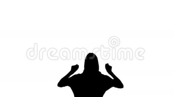 一个女人在白色背景上跳跃和举起手臂的剪影视频的预览图