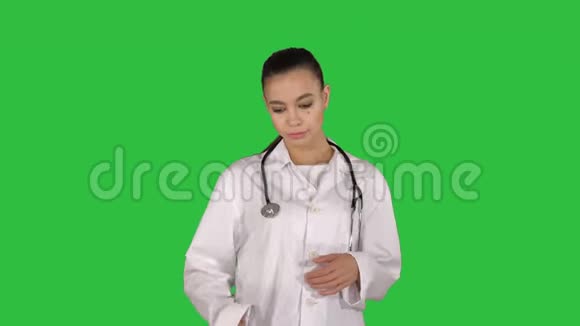 医生用听诊器把医疗帽或帽子放在绿色屏幕上Chroma键视频的预览图