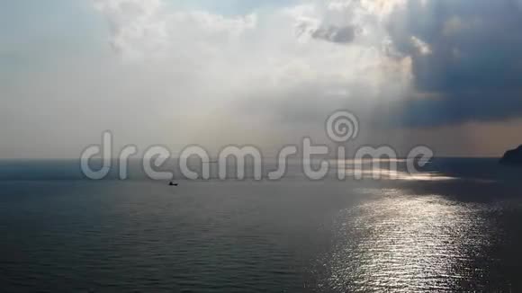 很好的鸟瞰远处的一艘船美丽的太阳透过云层照耀视频的预览图