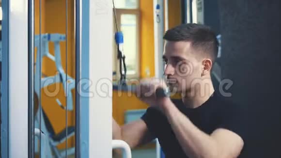 强壮的年轻健美运动员斑斑男子抽肌肉健美训练的背景概念是肌肉健美视频的预览图