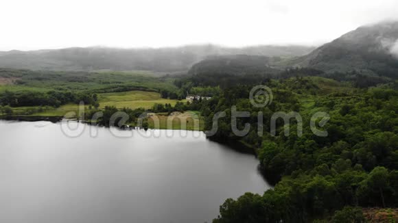 带湖和云的苏格兰山谷的电影鸟瞰图视频的预览图