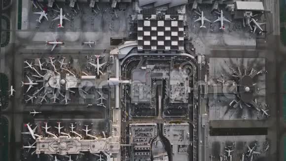 巨大的现代飞机在高科技工业机场站惊人的最高空中无人机视野视频的预览图