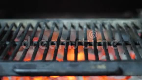 在燃烧的煤火和烟雾的背景下烧烤炉关闭视频的预览图