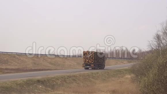 一辆大型货车在高速公路上运送木材木材复制空间视频的预览图