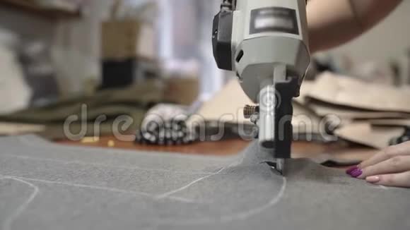 缝纫室织物裁剪的工作过程视频的预览图