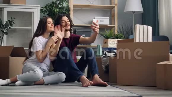 幸福夫妇在搬迁后用智能手机进行视频通话面带微笑视频的预览图
