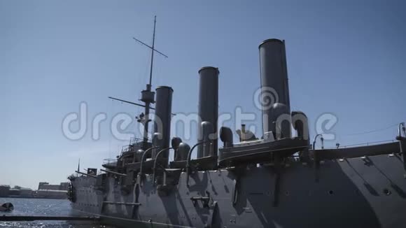 俄罗斯圣彼得堡涅瓦河阳光明媚的日子里的一艘老护卫舰视频的预览图