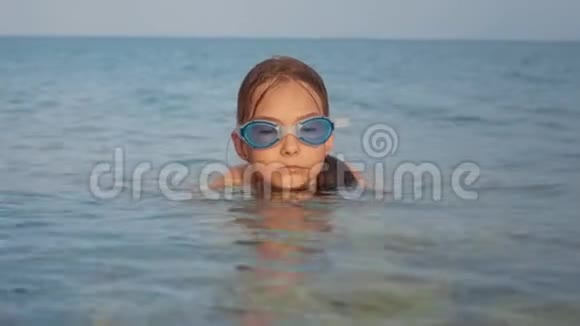 年轻女孩戴着水面具在海水中放松的肖像儿童享受休息视频的预览图