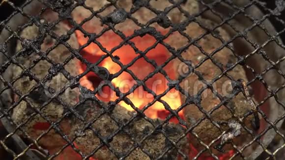 空烧烤火烧烤架和烧炭砖的俯视图视频的预览图