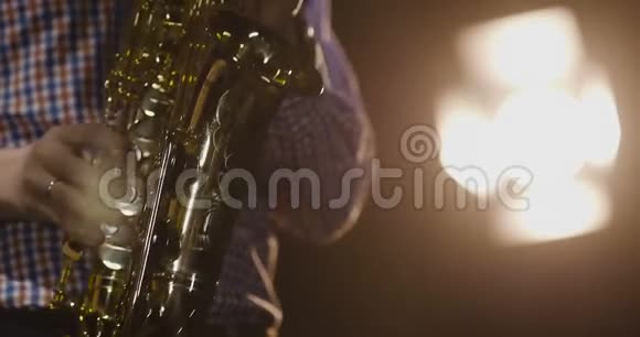 爵士音乐家演奏萨克斯管视频的预览图