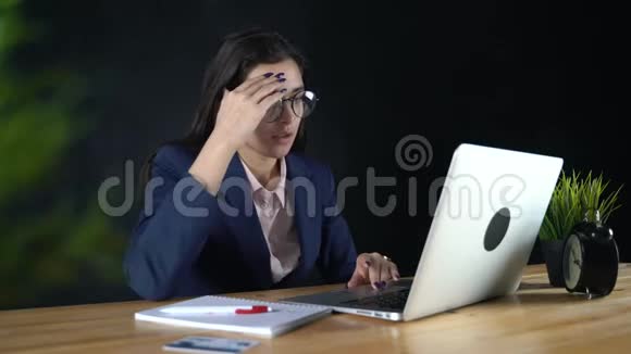 坐在电脑前的自由职业者女孩厌倦了工作头痛那个商人工作很累视频的预览图