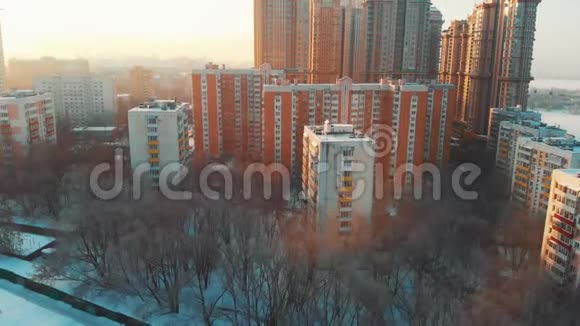 在下雪的天气里冬天橙色建筑的鸟瞰很好视频的预览图