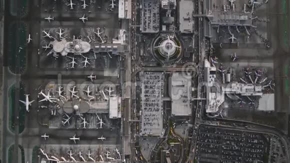 繁忙的现代化机场拥有飞机和飞机顶级航空无人机工业全景视频的预览图