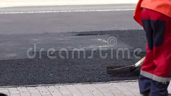 工人在修路铺上沥青修复道路沥青视频的预览图