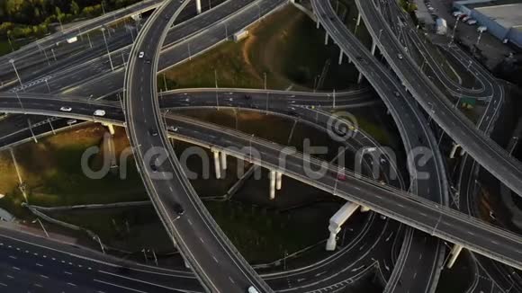 一个巨大的天桥路口交叉口道路桥梁网络的全景空中镜头视频的预览图