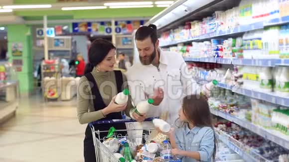 有小女孩的家人在超市买牛奶视频的预览图