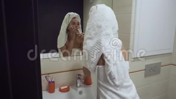 漂亮的女人刷牙照镜子视频的预览图