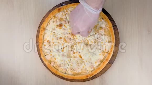 厨师把西红柿和生菜放在披萨上鸡肉和奶酪放在木板上双手特写视频的预览图