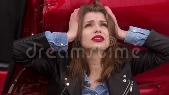 一个女孩坐在一辆破车附近的地上哭着她出了事故视频的预览图