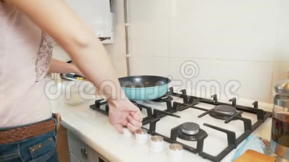 女人把植物油倒进煎锅里女人煎锅植物油视频的预览图