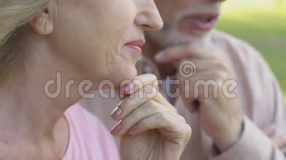 在公园里坐在长椅上的一对老夫妇心烦意乱边说边争论然后关门视频的预览图