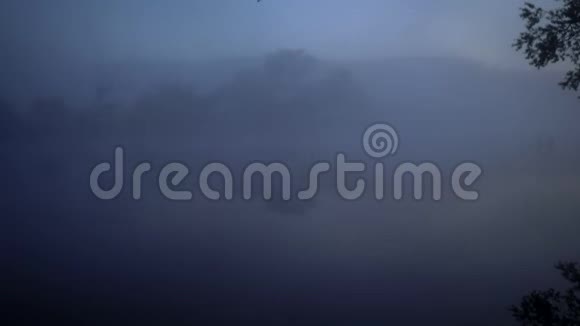 黎明时河水被白雾吸入视频的预览图