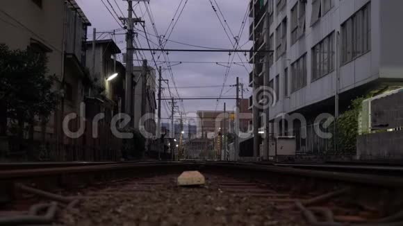 清晨在京都的兰登或基富电力铁路的铁路交叉路口视频的预览图