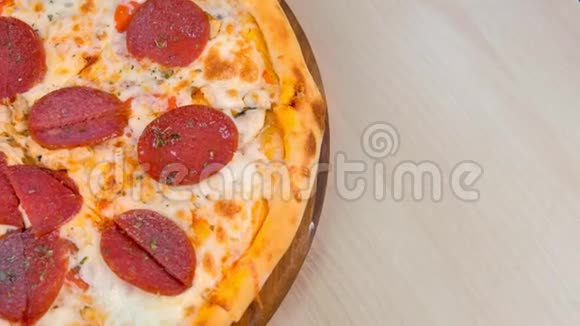 桌上木板上的意大利腊肠披萨切片特写俯视图视频的预览图