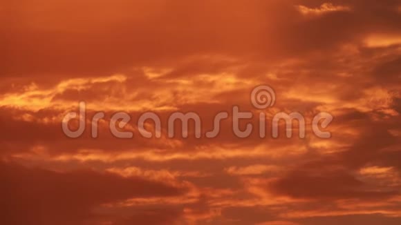 戏剧性的美丽和丰富多彩的令人惊叹的红色日落红色天空视频的预览图