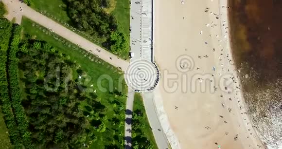 飞越绿色游乐公园几何场和轨道夏日阳光明媚的风景高空钻式脚掌视频的预览图