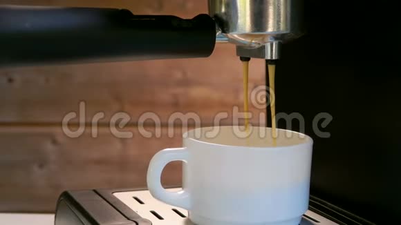 浓缩咖啡倒入白色杯子视频的预览图