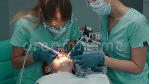 超声波清洁牙齿移除坚固的牙齿视频的预览图