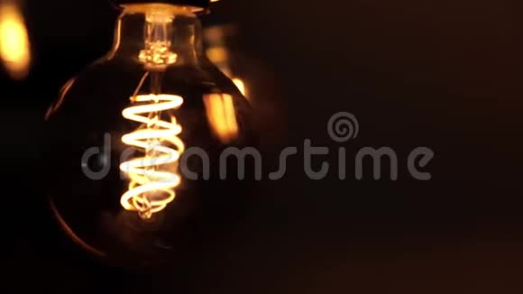 黑色背景上的钨灯灯泡现代家居的明暗观念观念电视频的预览图