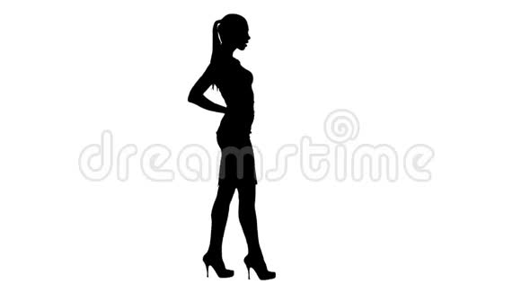 剪影美丽的年轻女子穿着优雅的服装行走双手抱着臀部视频的预览图