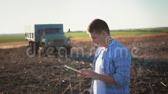 年轻农民的肖像平板电脑站在田野里概念农户食品生物产品视频的预览图