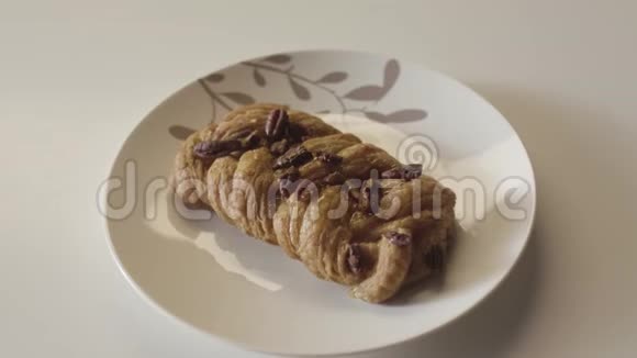 木制表面背景上有苹果的甜自制釉面面包库存录像提供美味的烘焙糕点视频的预览图