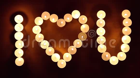 我爱你在木制背景上点燃蜡烛情人节概念视频的预览图