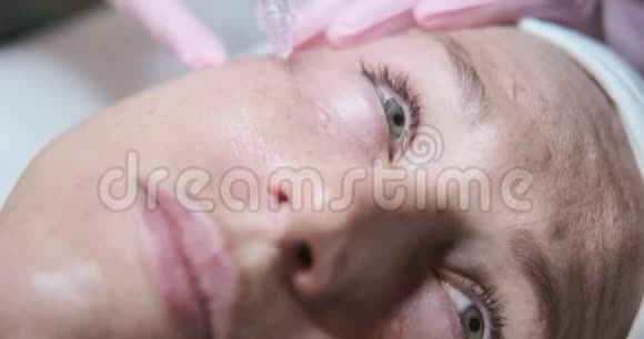 女人在脸上接受化妆品注射视频的预览图